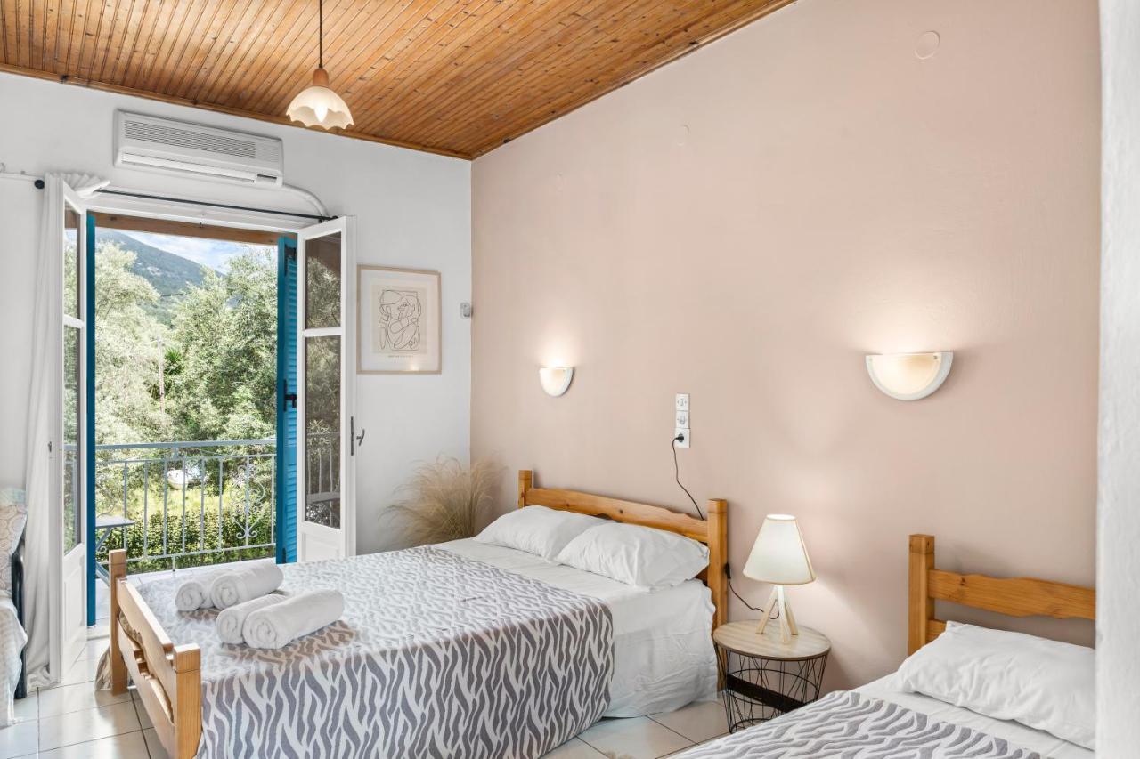 Oceanis Rooms Mikros Gialos Exterior photo