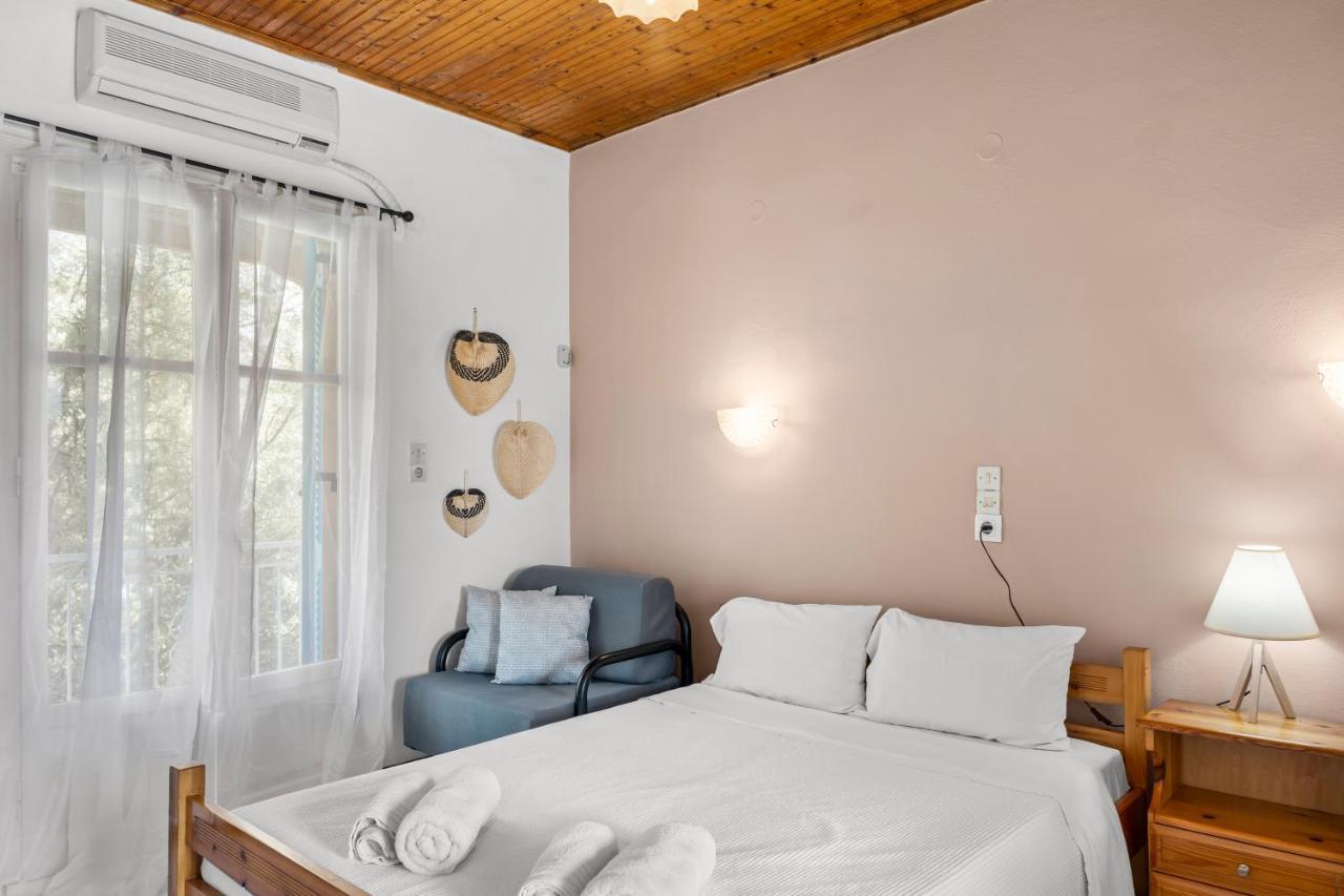Oceanis Rooms Mikros Gialos Exterior photo