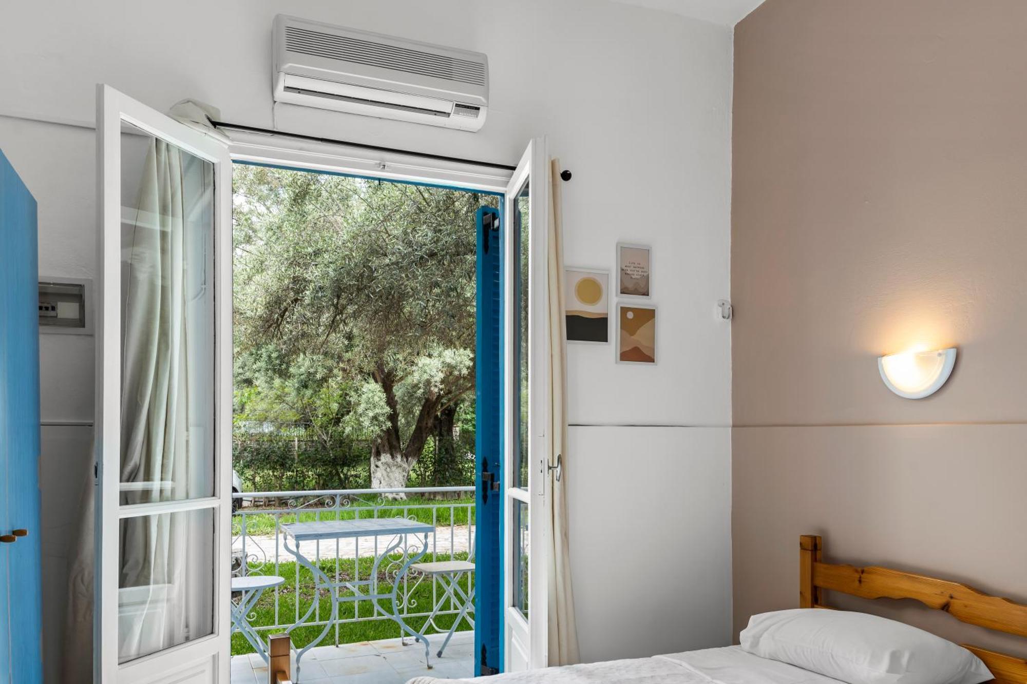 Oceanis Rooms Mikros Gialos Exterior photo